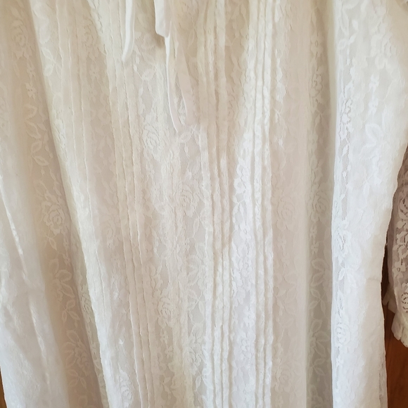 V Christina white top - lacey - Picture 3 of 5